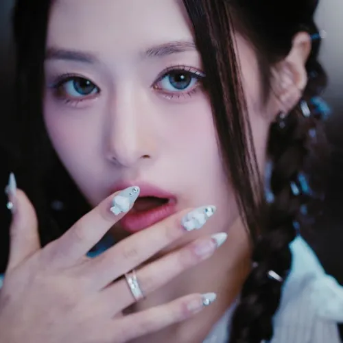 Mẫu làm nail ombre trắng đính đá phong cách K-pop của Ahyeon
