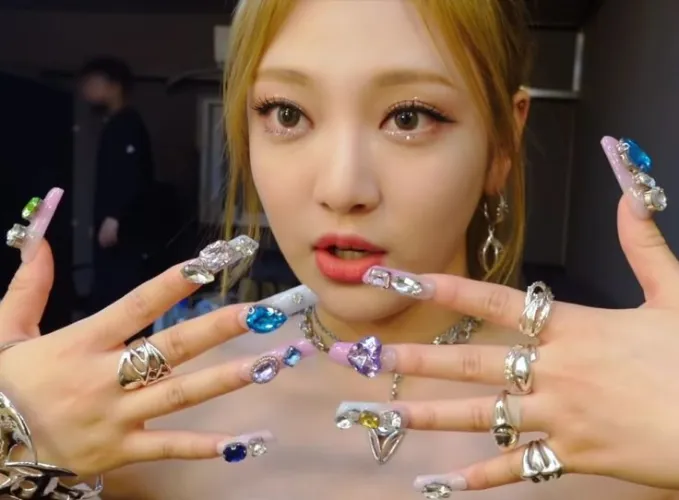 Mẫu làm nail đính đá cầu kỳ của NingNing aespa phong cách K-pop