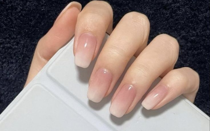 Móng tay đơn giản kiểu trang trí đầu móng French tip