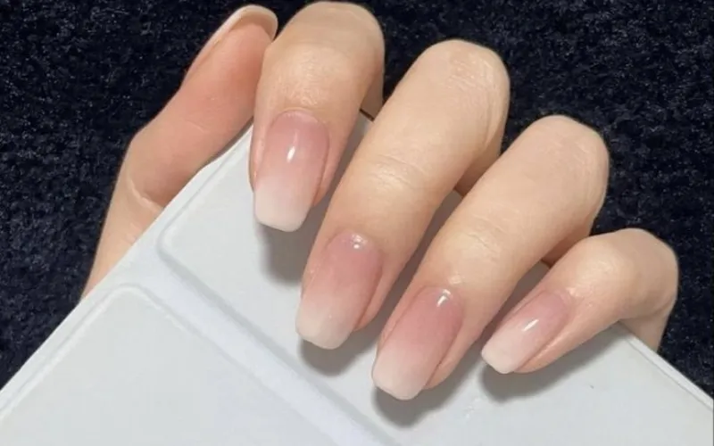 Móng tay đơn giản kiểu trang trí đầu móng French tip