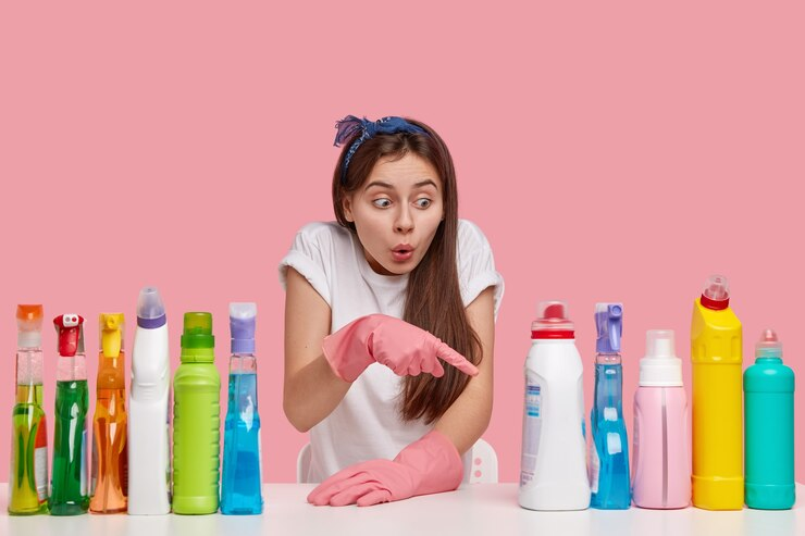 Dưỡng móng tay không nên tiếp xúc trực tiếp với hóa chất mạnh