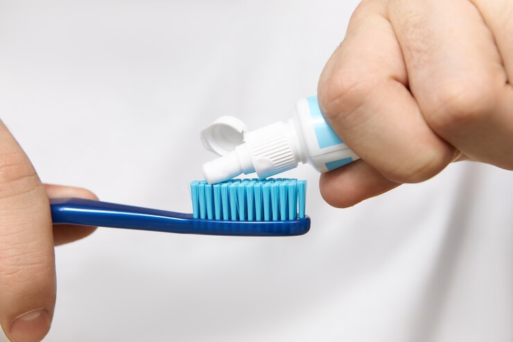 Tẩy sơn móng tay tại nhà đơn giản bằng kem đánh răng