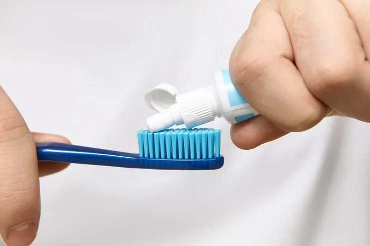 Tẩy sơn móng tay tại nhà đơn giản bằng kem đánh răng