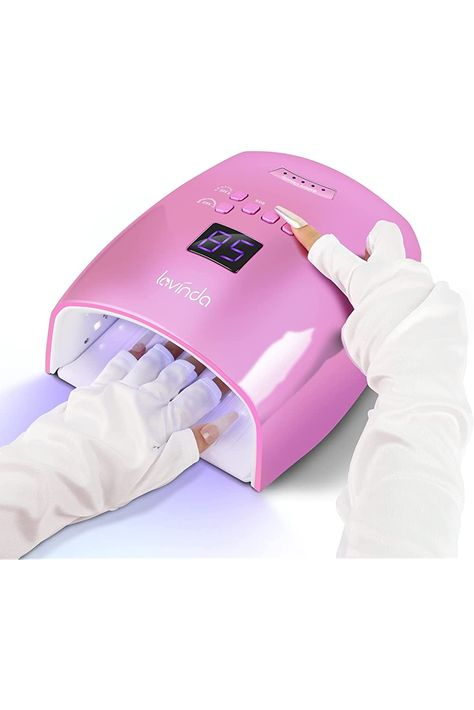 Đeo găng tay bảo vệ da khi sử dụng đèn LED