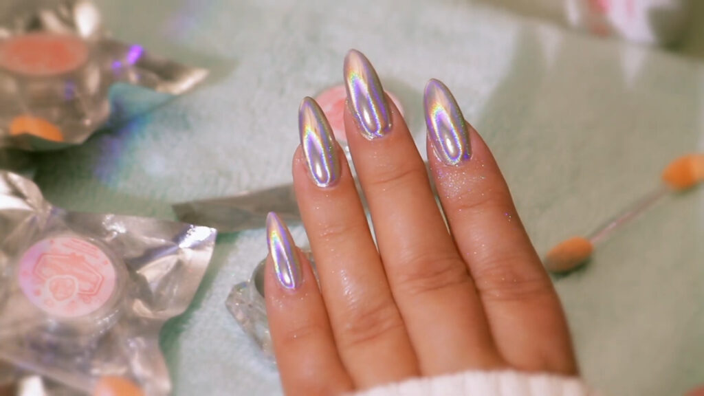 Mẫu nail cute holographic hiệu ứng 3D lung linh